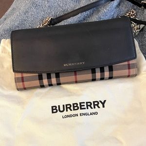 Burberry crossbody wallet with removable chain.